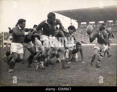 23. Januar 1954 - Rugby: Frankreich schlägt Irland 8: 0 bei Colombes (Paris)? Ein Vorfall des Spiels spielte im Stadion Colombes, Samstag Nachmittag. Stockfoto