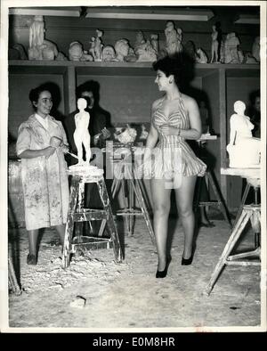 12. Dezember 1953 - Vorschau der School of Arts Ausstellung: eine Ausstellung der Studenten arbeiten findet durch das Hammeramith Rathaus Morgen. Foto zeigt Elizabeth Bayle, 17 Haltestellen Arbeit auf ihre Skulptur zu betrachten Pixie Sklar, 18, in ihrem rosa und weißen Streifen Baumwolle Bloomer Anzug, entworfen und hergestellt von selbst, auf der heutigen Vorschau. Stockfoto