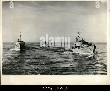 12. Dezember 1953 - United von der westdeutschen Grenze Schutz Polizei siebzig - vier Tonnen Schiffe: Fünfhundert Männer darunter einunddreißig Offiziere kombinieren neu formale Marine vereint der westdeutschen Bord Schutz Polizeikräfte Stationen in Neustadt/Holstein Bucht. Jedes Schiff ist 74 Tonnen - 24 Metes lang ist und hat eine Besatzung von 16. Es gibt nur vier Schiffe in Aktion in der Kraft im Moment, und sie sind nicht Arm, Ed. Sie sind bald mit allen 1 c.m. Waffe jeder versorgt werden. Foto zeigt drei von den kleinen Marineschiffen gesehen patrouillieren in der Bucht. Stockfoto