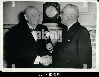 2. Februar 1954 - kanadischen Premier Mittagessen mit Sir Winston Churchill: Mr.Louis St. Laurent, Premierminister von Kanada (rechts), Bild mit dem britischen Premier Sir Winston Churchill in Nr. 10 Downing Street, London, heute, wo er Gast beim Mittagessen heute war. Er verbringt nur einen vollen Tag in London während der Runde die Welt Flug- und Blätter für Paris morgen. Stockfoto