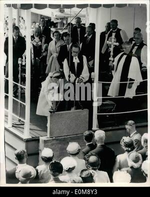 1. Januar 1954 - legt königliche TOUR Neuseeland Königin Grundstein am WELLINGTON CATVEDRAL. Der Höhepunkt der großen sogar in Wellington (Jan. 13 Tb) die Königin Grundstein Tbe der Vellington Kathedrale, Vbictivill schließlich bilden Teil der Basis eines von den Türmen der Kathedrale. TTO Zeremonie wurde durchgeführt durch die meisten Reverend R.H. OWEN und neun Bischöfe aus allen Teilen der New Zealand waren anwesend. Foto zeigt: Die Königin legt die Stiftung in Wellington Cathedral zu sühnen. Stockfoto