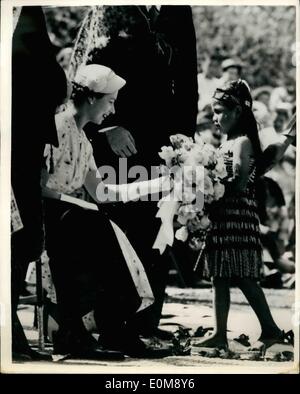 1. Januar 1954 - königliche Tour Of New Zealand... Native Girl präsentiert Queen mit einem Brautstrauß... Foto zeigt: Ein kleines Maori-Mädchen präsentiert ein Brautstrauß Blumen HM The Queen während der Zeremonie bei Vertrag von Waitangi, Neuseeland. Stockfoto