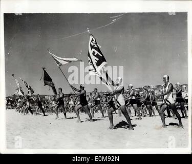 11. Februar 1954 - Royal Australian Tour - Original Bild Königin sieht Leben Sparer am Bondi Beach. Der Höhepunkt des königlichen Besuchs nach Bondi Beach in Australien war der Surf-Karneval, in dem die Königin und ihr Mann sitzen inmitten einer riesigen Zusammentreffen der Menschen im Sommer Tücher, waren so interessiert, dass sie ihre Zeit abgelaufen ist. Dieses Bild zeigt die Parade der Surf Life Savers marschieren, bis die Königin Podium. Stockfoto