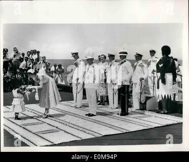 1. Januar 1954 - 01.01.54 Royal Tour Originalbilder. Königin erhält einen Blumenstrauß am Kings Wharf ankommt. Suva. Foto zeigt: Die Szene auf Kings Wharf, Suva als Fidschi Kind stellte HM The Queen bei ihrer Ankunft einen Blumenstrauß. Stockfoto