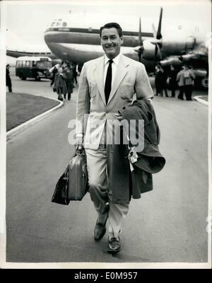 4. April 1954 - kommt Errol Flynn. Hollywood Film-Star Errol Flynn, der mit Anna Neagle Stern in ihrem nächsten Film Flieder im Frühjahr, ist heute in London am Flughafen angekommen. Keystone-Fotoshows:-Errol Flynn, bei seiner Ankunft auf dem Flughafen London heute gesehen. Stockfoto