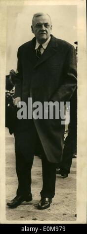 4. April 1954 - Herr Dulles kommt in London: Herr John Foster Dulles, der US-Außenministerin auf dem Flughafen London ist heute angekommen zu Gesprächen mit Sir Winston Churchill und Mr Anthony Eden auf Maßnahmen in Indochina. Am Dienstag wird er nach Paris zu Gesprächen mit dem französischen Außenminister gehen. Foto zeigt Herr John Foster Dulles aus dem Flugzeug bei der Ankunft heute geht. Stockfoto
