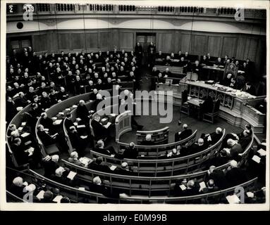 16. Februar 1954 - Eröffnung von The Kirche Spring Session General Baugruppenansicht: Der Erzbischof von Canterbury amtierte bei der Eröffnung heute Morgen der Kirche Frühjahr Versammlung am Church House, Westminster. Foto zeigt Gesamtansicht während der Montage als Sir Malcom Trustram, Eve, die erste Kirche Estate Kommissar macht den Eröffnungsvortrag mit dem Erzbischof von Canterbury in den Stuhl. Stockfoto