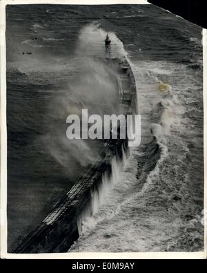 27. Februar 1954 - The Lighthouse nimmt einen stampfenden Rough Seas in den Kanal.: dieses raue Wetter in der Kanal-Szene - zeigt den berühmten Newhaven Leuchtturm immer eine tolle Prügel von der Heacy-See am Mittag wurde gestern genommen. Stockfoto