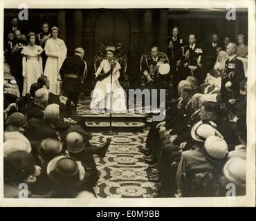 1. März 1954 - Königin öffnet Parlament in Hobart. Zeremonie im Parlamentsgebäude: Foto zeigt die Szene im Parliament House, Hobart, Tasmanien - wie HM The Queen die Zeremonie der Eröffnung Parlament führt. Stockfoto