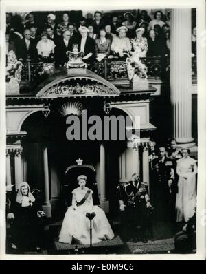 3. März 1954 - öffnet Royal Australian Tour Queen Parlament in Melbourne. Foto zeigt H.M.The Königin auf dem Thron mit dem Herzog von Edinburgh auf rechten und linken Sir Clifeden eifrig Präsident des Legislativrates - während der Zeremonie der Eröffnung des Parlaments - Parlamentsgebäude, Melbourne. Stockfoto