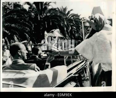 3. März 1954 - königliche Tour. Foto zeigt The Duke Of Edinburgh trat mit guter Laune in einigen milden '' ragging'' der Schülerinnen und Schüler bei seinem jüngsten Besuch in Melbourne University, und er ist hier, dass ein Student einen '' Blumenstrauß '' Lutscher erhalten als kleines Mädchen gekleidet zu sehen. Stockfoto