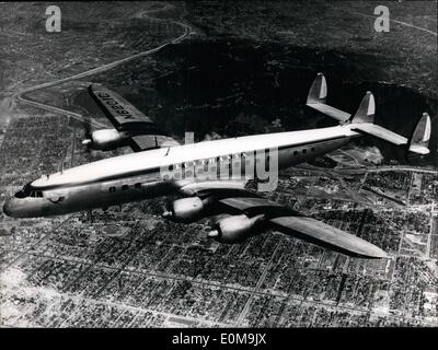 4. April 1954 - fliegt die Deutsche Lufthansa bald wieder. Die Deutsche Lufthansa öffnet seine transatlantischen Dienste im nächsten Jahr mit dieser vier Motoren Super-Constellation. Die Luftag Köln die jetzt bereitet sich die Reburn der Lufthansa bestellt vier dieser größten und besten Flugzeuge bei Lockheed in Burbank (Kalifornien). 80 Passagiere finden in diesem komfortablen Flugzeug. Jedes Flugzeug wird 7,1 Millionen Deutsche Mark Kosten. Dies ist das erste Bild des Flugzeugs mit der ursprünglichen Inschrift. Keystone-Bild des 9. April 54 Stockfoto