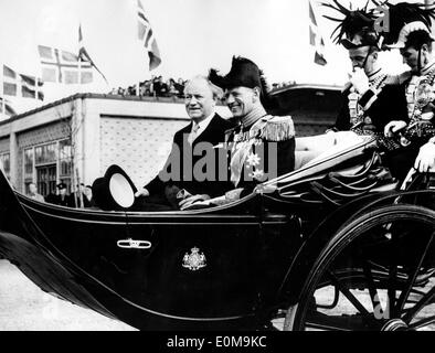 6. April 1954; Kopenhagen, Dänemark; Präsident ASGEIR ÁSGEIRSSON Islands, begleitet von seiner Frau kam in Kopenhagen Stockfoto