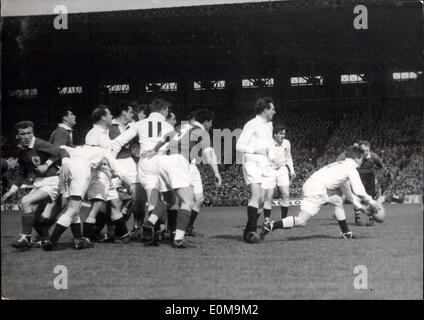 11. April 1954 - Rugby: Frankreich schlägt England II, 3 In Paris: ein Ereignis das Spiel Frankreich gegen England in Colombes Stadion, Paris. Stockfoto