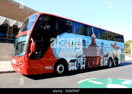 Die moderne komfortable Turibus hinausgehenden, Taxco, warten draußen das Auditorio Nacional in Paseo De La Reforma, Mexiko-Stadt Stockfoto