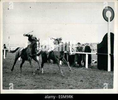 3. März 1954 - '' Royal Tan'' gewinnt das Grand National durch einen Hals schließen Finish von '' Tubor'': Foto zeigt Brian Marshall auf Stockfoto