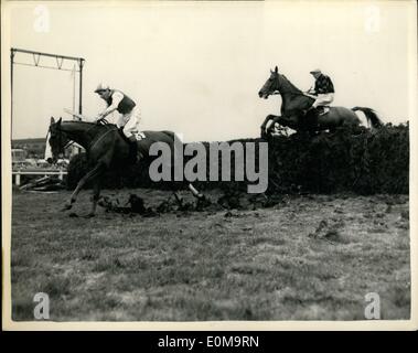 3. März 1954 - gewinnt '' Royal Tan'' Grand National durch einen Hals... Gewinner Andsecondtake den letzten Zaun... '' Royal Tan'' geritten von Brian Marshall gewann das Grand National in Aintree heute Nachmittag durch einen Hals aus '' Tudor Linie '' mit '' Irish Eidechse '' an diesem Ort... Foto zeigt:-'' Royal Tan'' der Gewinner und Tudor Linie '''', die zweite kam da sie den letzten Zaun-während das Grand National heute Nachmittag nahmen. Stockfoto