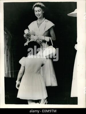 3. März 1954 - Königliche australische Tour. Original Bild Königin erhält einen Strauß Blumen.: HM The Queen gesehen, wie sie einen Blumenstrauß von einem Kind - während der Carmonies auf den Stufen der Brisbane City Hall erhalten. Stockfoto