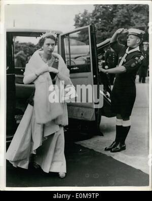 3. März 1954 - tour Royal Austalian Seepfadfinder grüßt die Königin. Foto zeigt ein Seepfadfinder ein smart Gruß als er gibt eröffnet die Autotür für die Königin, als sie für die Eröffnung des Parlaments Zeremonie in Hobart, Tasmanien während der königlichen Tour kam. Stockfoto