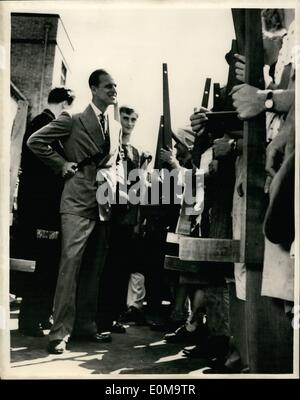 3. März 1954 - Royal Tour. Herzog besucht Universität von Melbourne.; Der Herzog von Edinburgh lächelt, als er eine Ehrenwache der inspiziert Stockfoto