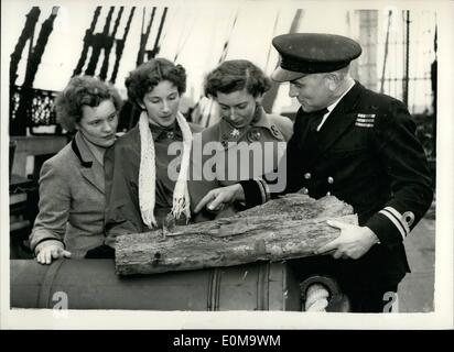 3. März 1954 - Tod beobachten Käfer in HMS Victory. Schiff für die Begasung geschlossen werden: HMS Victory, Nelson Flagghip in der Schlacht von Trafalgar, ist für Besucher in Portsmouth geschlossen und durch Marinepersonal kurz vor Easter.the Sieg über eine Woche geschlossen bleibt, während dieser Zeit wird sie versiegelt und begast in einem Versuch, die verheerenden Auswirkungen des Todes Uhr Käfers zu reduzieren, hat die macht große Fortschritte in um ihr Holz seit vielen Jahren, evakuiert werden. Bisher wurden die beschädigten Teile des Schiffes mit einem Insektizid behandelt Stockfoto