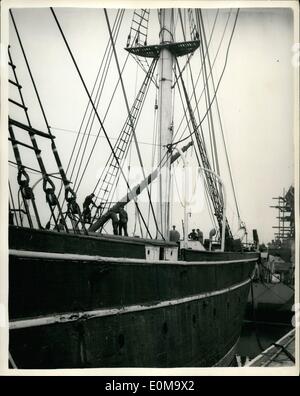 3. März 1954 - beginnt Werke am Aufarbeitung der '' Cutty Sark''... Bekannteste Segelschiff zu einem Museum: die Arbeit des Entfernens der Takelage und Abbau der Tipp-Masten, Werften etc... an Bord der weltweit berühmtesten Segelschiff "Cutty Sark'' im Osten Indien Import Dock begonnen heute... Dies ist vor der Überholung des Schiffes für die Cutty Sark Preservation Society- und schließlich das Schiff eine Extersion Greenwich Maritime Museum kommen werden... Das Foto zeigt die Entfernung von den Werften an Bord der Cutty Sark - heute im Osten Indien Dock. Stockfoto