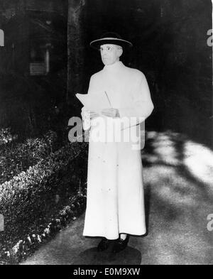 Papst Pius XII. in den Vatikanischen Gärten stehen Stockfoto