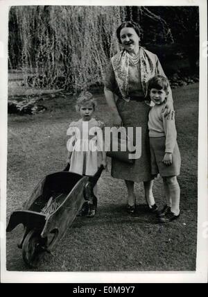 25. April 1954 - neue Studie der Königin-Mutter und ihr Enkel in Gärten der Royal Lodge - Windsor. Fotoshows stellte neu speziell Studie über HM Königin Elizabeth die Königin-Mutter - mit ihren beiden Enkelkindern Prinz Charles und Prinzessin Anne in den Gärten der Royal Lodge, Windsor. Stockfoto