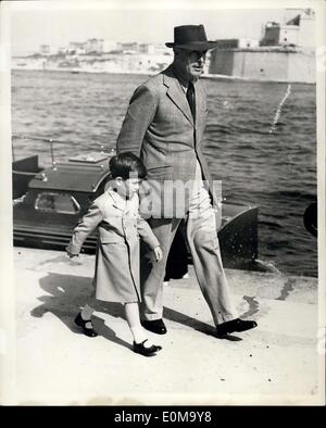 25. April 1954 - Prinz Charles und Prinzessin Anne gehen an Land in Malta: nach zehn Tagen auf See im Royal Britannia Prinz Charles Yacht und Prinzessin Anne ging an Land in Malta und baumelten ihre Füße in felsigen, Meer-Wasser-Pools an einem ruhigen Strand. Foto zeigt eskortiert von Lord Mountbatten Prince Charles Fortschritte am Kai bei seiner Ankunft in Malta. Stockfoto