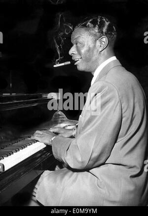 Nat King Cole Klavierspiel im Palais De Chaillot in Paris Stockfoto