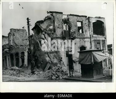 5. Mai 1954 - Erdbeben in Zentralgriechenland: 19 Menschen wurden getötet und viele verletzt und 20.000 obdachlos in dem Erdbeben die Zerstörung über 1.500 Quadrat-Meilen von Thessalien in Zentralgriechenland verteilt. Während 600.000 Menschen in der Provinz auf Maifeiertag Festlichkeiten vorbereitet wurden mehr als 2000 Häuser wurden zerstört und eine weitere 1.000 beschädigt. Städte wurden als Schutt übrig. Foto zeigt A bemerkenswerte und dramatische Bild nur wenige Augenblicke nach dem Erdbeben von Pharsala, Zentral-Griechenland, zeigt eine Mauer bröckelt und einstürzenden während ein hölzernen Stall vor unerschüttert und unbeschädigt. Stockfoto
