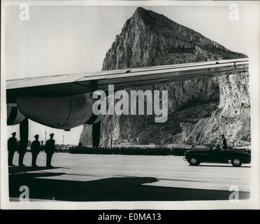 5. Mai 1954 - königlichen Besuch in Gibraltar. Königin inspiziert Parade am '' The Rock''.: Foto zeigt mit dem Flügel eines Flugzeugs vor - H.M der Königin und dem Herzog von Edinburgh durchführen die zeremonielle Inspektion von einem Auto - vor dem berühmten Felsen von Gibraltar. Stockfoto