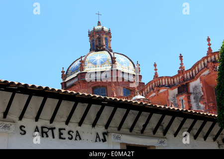 Die schön gekachelten Kuppel der Kirche von Santa Prisca in Taxco, Guerrero, Mexiko Stockfoto