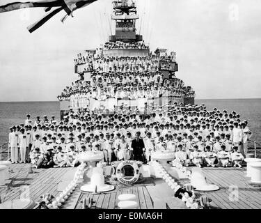 Königin Elizabeth II und ihr Ehemann Prinz Philip mit der Besatzung der H.M.A.S. Australien Stockfoto