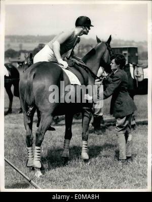 5. Mai 1954 - Duke of Edinburgh spielt Polo in der Regen im Cowdray Park.: Nachdem Form Balmoral The Duke of Edinburgh fliegen in Schlepptau spielen heute im Cowdray Park gespielt. Foto-show The Duke of Edinburgh Montage sein Pony vor dem Spiel im Cowdray Park heute zu sehen. Stockfoto