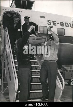 5. Mai 1954 - 108 Flüchtlinge aus China kommen in Genf: eine kranke Frau auf einer Bahre auf Übergabe am Flughafen Genf Stockfoto