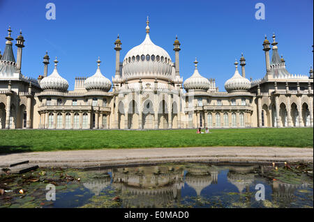 Brighton, Sussex UK reflektiert 16. Mai 2014 - die Brighton Royal Pavilion bei strahlendem Sonnenschein wie Großbritannien eine Hitzewelle genießt, die über das Wochenende voraussichtlich dauern wird Stockfoto