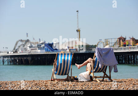 Brighton, Sussex UK 16. Mai 2014 - Personen genießen Sie die Sonne auf Liegestühlen am Strand von Brighton Stockfoto