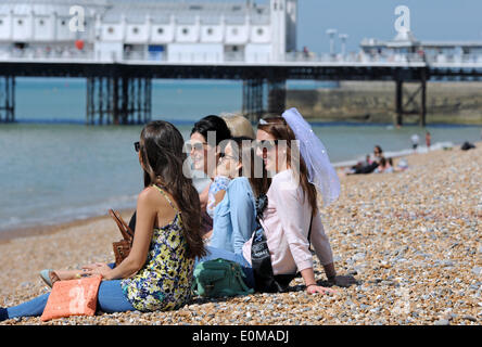 Brighton, Sussex UK 16. Mai 2014 - eine Gruppe von Frauen auf einen Junggesellinnenabschied genießen das warme Wetter auf Brighton Beach heute mit Temperaturen erreichen 23 ° c, die das gute Wetter am Wochenende Foto von Simon Dack/Alamy Live News voraussichtlich dauern wird voraussichtlich Stockfoto