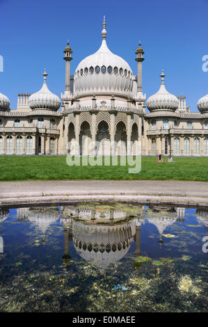 Brighton, Sussex UK reflektiert 16. Mai 2014 - die Brighton Royal Pavilion bei strahlendem Sonnenschein wie Großbritannien eine Hitzewelle genießt, die über das Wochenende Foto von Simon Dack/Alamy Live News voraussichtlich dauern wird Stockfoto