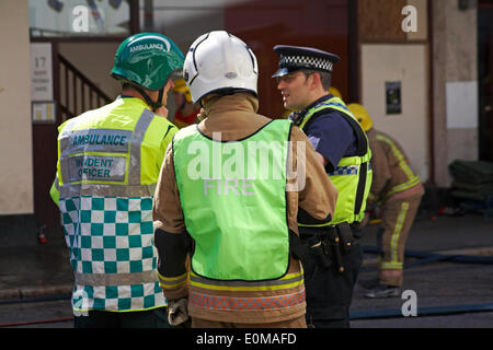 Polizist und Feuerwehrleute am Brandort in der obersten Etage der Studentenwohnungen am St. Peter's Gate im Bournemouth Town Centre, Bournemouth, Dorset UK im Mai. Feuerwehrleute Feuerwehrmann Feuerwehrmann Feuerwehrmann Feuerwehrmann Polizist Kredit: Carolyn Jenkins/Alamy Live News Stockfoto