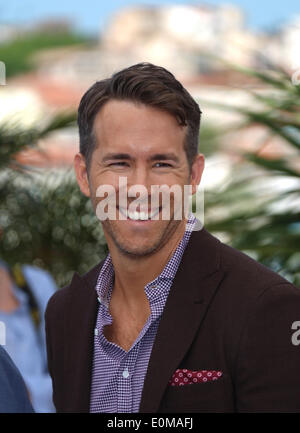 Cannes, Frankreich. 16. Mai 2014. Kanadischer Schauspieler Ryan Reynolds stellt während der Fototermin für "Gefangene" (The Captive) an der 67. jährlichen Cannes Filmfestspiele in Cannes, Frankreich, 16. Mai 2014. Der Film wird im offiziellen Wettbewerb des Festivals präsentiert das von 14 bis 25 Mai läuft. Foto: Hubert Boesl/Dpa/Alamy Live News Stockfoto