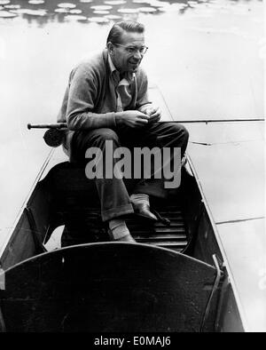 Tennis Spieler Jaroslav Drobny Angeln auf dem See in Surrey Stockfoto