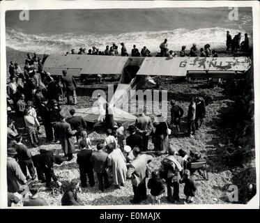 3. Juli 1954 - 07.03.54-Urlauber landen Pilot und Flugzeug zu retten. Schleppen Sie Flugzeuge, auf Strand. Hastings-Urlauber sparen ein Kleinflugzeug Tauchen Sie ein in das Meer vor der Küste gestern. Sie sagen, der pilot, 27 Jahre alt Herr Michael Macey, von Sutton Valence, Klettern auf dem Flügel. Dann spritzte drei Schwimmer zu retten. Mit einem Rettungsboot und Lebensader landeten sie beide sicher von 30 Yards vor der Küste. Keystone Fotoshows: Die Szene als Urlauber schleppte das Flugzeug auf den Strand in Hastings gestern. Stockfoto