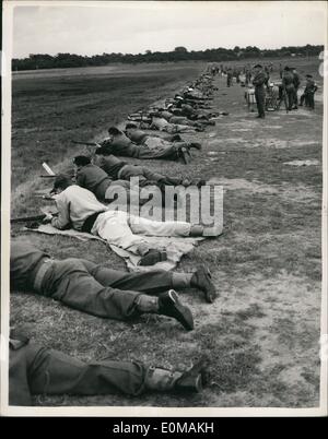 7. Juli 1954 - National Riffle Verband der 85. Jahrestagung bei Bisley. Ein Blick auf die Wettbewerber, die Teilnahme an der '' Kinnaihd'' Service Rifle Wettbewerb, heute des ersten Tages des Treffens. Stockfoto