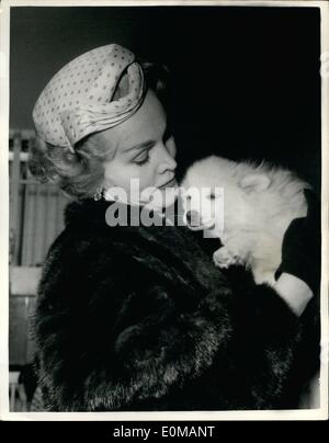 5. Mai 1954 - kauft Zsa Zsa Gabor einen Hund. Ã ¢ Â'¬â €œ bei ihrem jüngsten Besuch in Paris beliebte Screen Star Zsa Zsa Gabor verbrachte einige Stockfoto