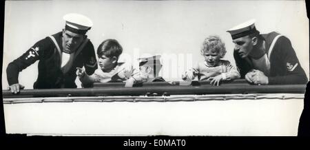 5. Mai 1954 - kommt die Königin in Gibraltar. Keystone-Fotoshows: Prinz Charles und Prinzessin Anne Punkt aufgeregt - wie in der Gesellschaft von Matrosen sie sahen Land ihrer Eltern in Gibraltar heute - vom Deck der Britannia. Stockfoto