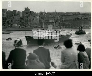 5. Mai 1954 - Blätter The Britannia Malta für Tobruk. Das Foto zeigt die Royal Yacht Britannia, mit Prinzessin Anne und Prinz Charles an Bord gesehen wie es Malta für Tobruk für die Wiedervereinigung mit der Königin und dem Herzog von Edinburgh verlassen. Stockfoto