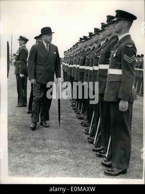 7. Juli 1954 - Lord Ismay - N.A.T.O Sekretärin kommt Gast von seinem eigenen gesamtstaatliche: Lord Ismay, Generalsekretär der Nordatlantikvertrags-Organisation kam an diesem Morgen am Flughafen London... Er besucht das Land als Gast der britischen Regierung bis Mittwoch und wird von der Königin empfangen werden. Foto zeigt, dass Lord Ismay Guard of Honour R.A.F Personal bei seiner Ankunft auf dem Flughafen London heute Morgen inspiziert. Stockfoto