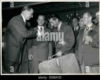 7. Juli 1954 - gab Bundesinnenminister Minister Dr. Schröder der deutschen Nationalmannschaft ein praktisches Geschenk von der Regierung in Form von Koffern wie er ihnen in Bonn begrüßt. Hier übergibt er eines der Koffer Kapitän Fritz Walter, neben Sepp Herberger. Löwenpark o Stockfoto